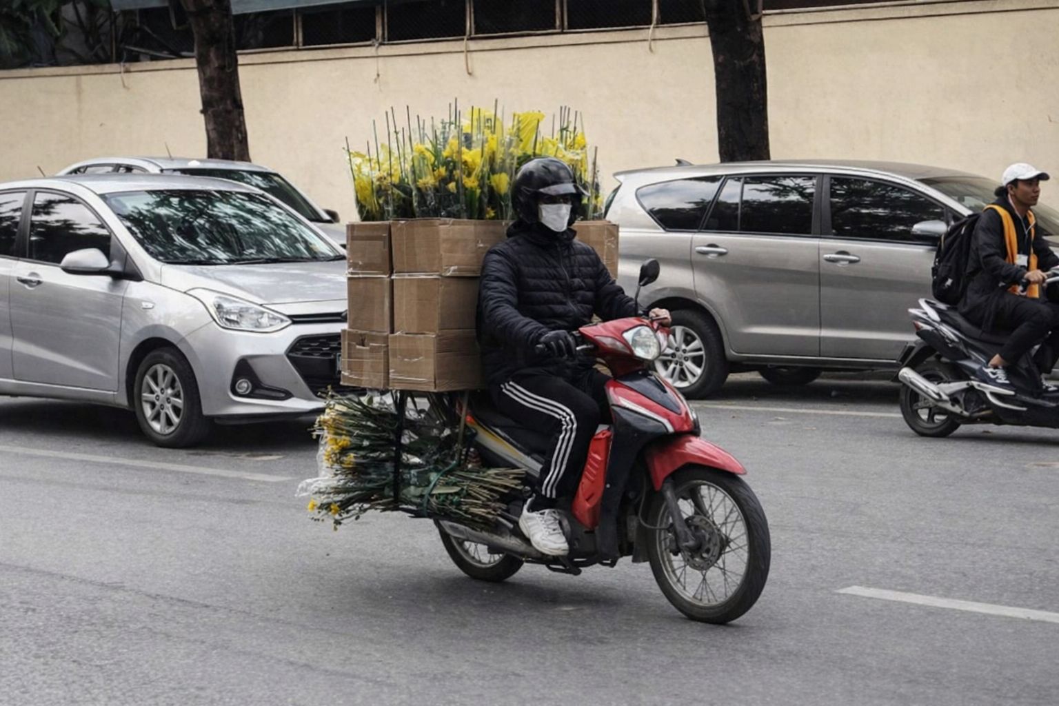 Bud på scooter leverer varer i travl trafik.